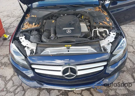 2016 Mercedes-Benz C 300 4Matic z USA, uszkodzony, nr VIN 55SWF4KB6GU100144